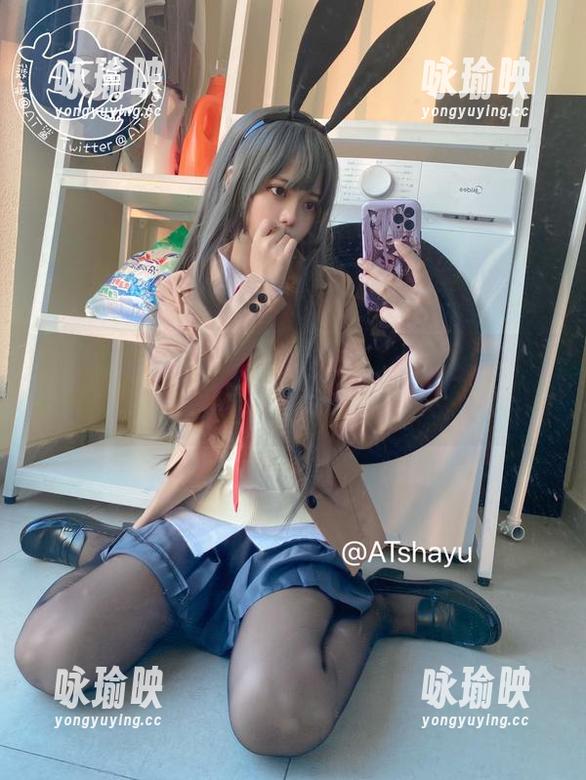 AT鲨的网袜原图给人一种—明明是简单的搭配，却意外得让人目光停留了很久。