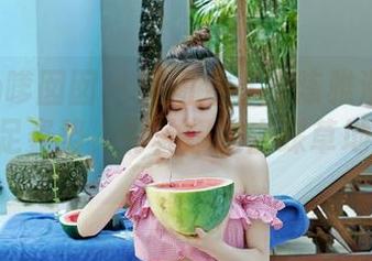 Feilin嗲囡囡 – 美图分享：陈雅漫VICKY这裸足姿势，有种想跑去踩草地的冲动。