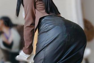 无圣光下的K酱女王写真，外表平淡，内涵却在悄然流动。