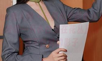 Xiuren秀人网 – 新鲜出炉的谭小灵白色写真，好像一只小白兔在花丛里蹦跶，真捉不住她的影子