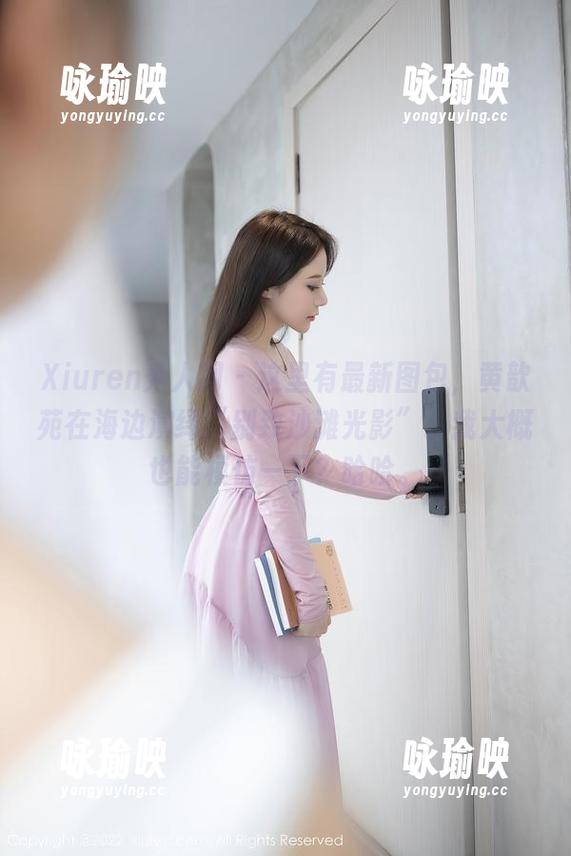 Xiuren秀人网 - 这里有最新图包，黄歆苑在海边演绎“别致沙滩光影”。我大概也能模仿一下？哈哈。