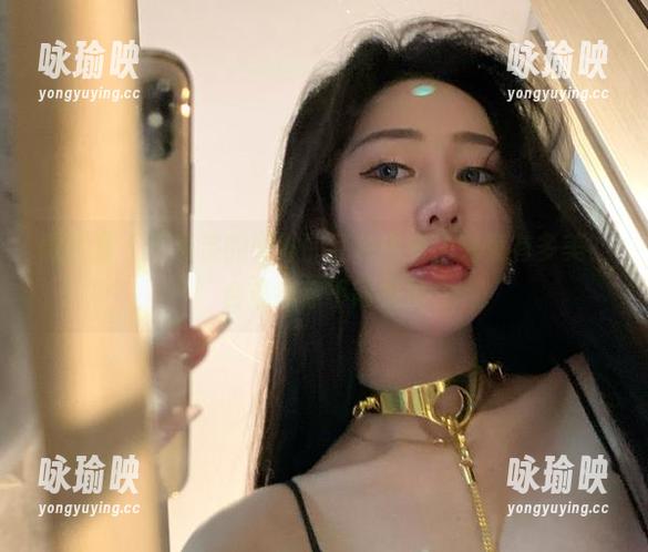 微密圈 - 不爱笑的赛琳的红色内衣，究竟有多美？合集给你不同视角