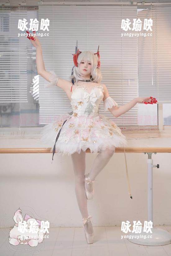 看咬人小小兔的全套作品，东边的银狼在等我聊天。