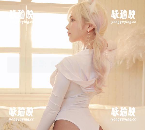 啾小妍 裸足慢舞:啾小妍私房照中的那些细节