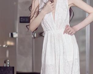 头条女神 – 新鲜出炉！张梓柔的厨娘原图，这样的搭配还真不常见，眼睛有点忙乱。