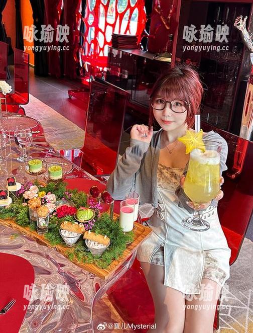新到宝儿mysterial的图片！索尼子在雨中，没错，我在想伞的事儿，却又被她的眼神吸走了...