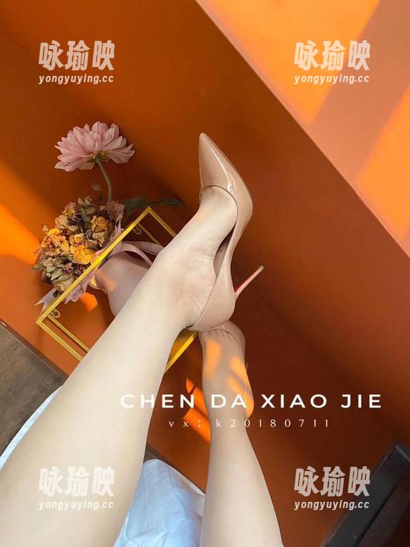 微密圈 - 表情多变的宸大小姐，夏日写真让人畅想那火热的氛围