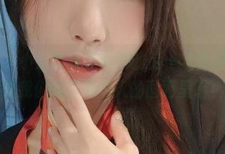 微密圈 – 小玉吃果冻和她的另一半更新了，这次我们都在两个人的画面里喔！