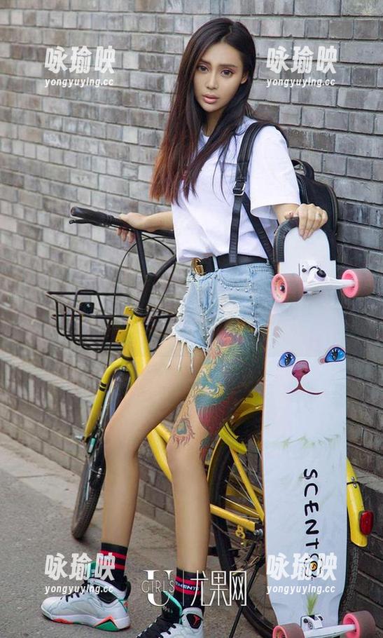 尤果网-小桃子 尤果网 - 小桃子的原图狂欢,泳池中的清凉写真时刻
