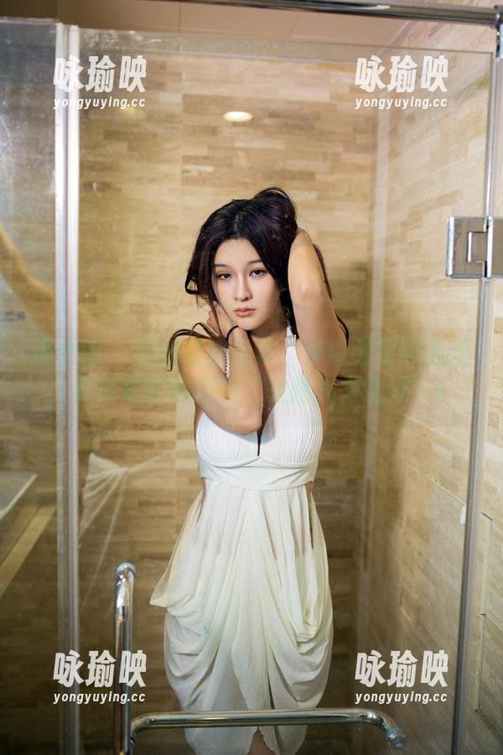推女郎 - 私拍白丝合集：你以为它只是丝，其实是梁棋棋的“吸睛火力全开”！
