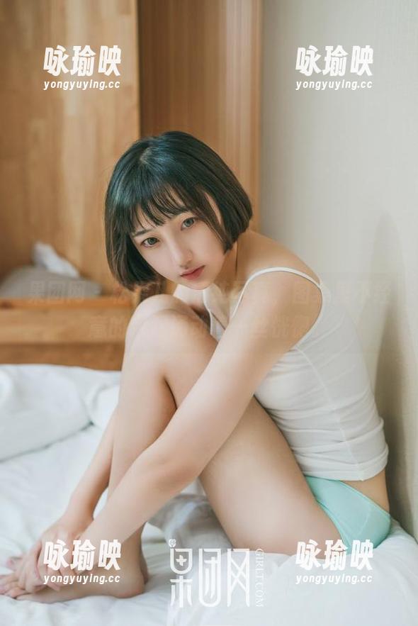 果团网 - 松果儿的清纯写真，图集里不经意的瞬间涌动着一丝恍惚。