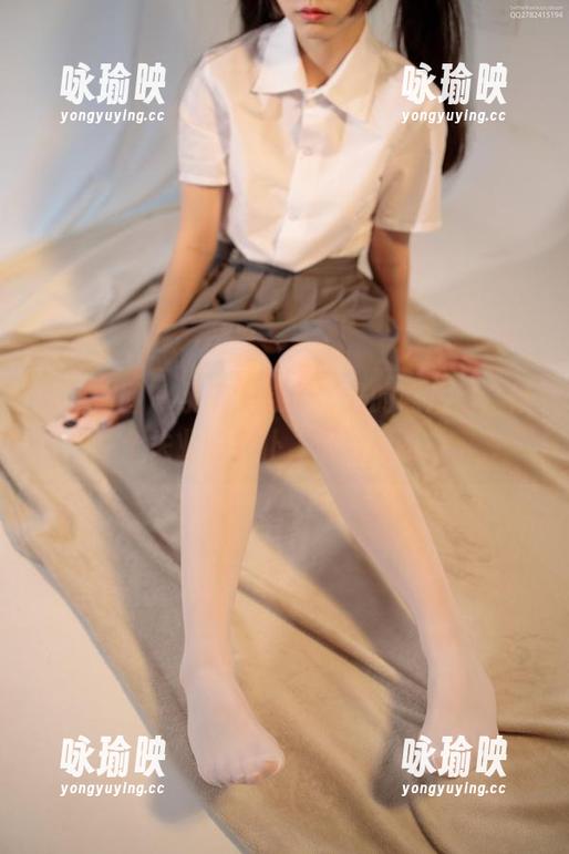 森萝财团 - 小满在这无圣光的照片里，像个失业的女仆，满脸懵圈！