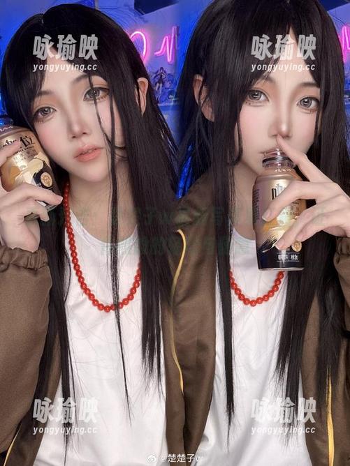 更新预告：楚楚子w最新写真集红裙，证件照般的轻松与随意