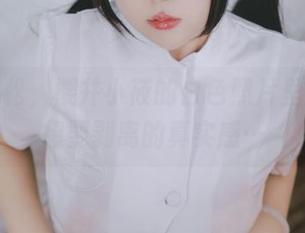 状态轻松，樱井小莜的白色照片里，有种想要剥离的真实感…