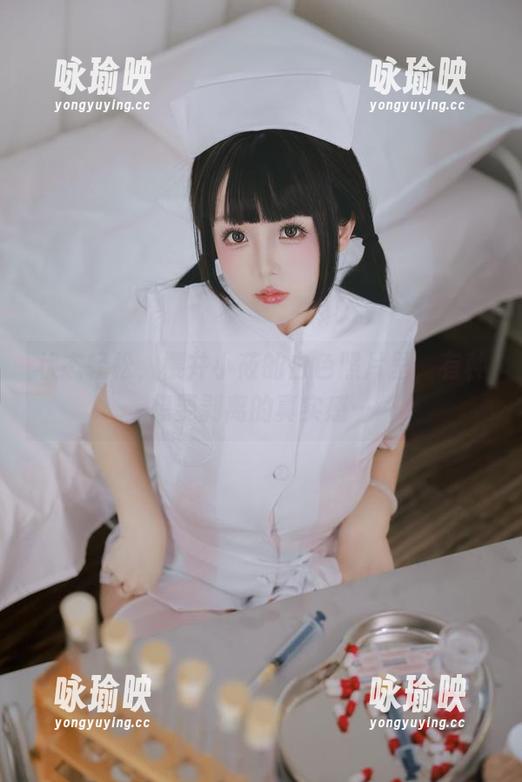 状态轻松，樱井小莜的白色照片里，有种想要剥离的真实感…
