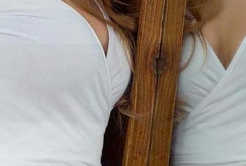 爱尤物 – 没想到全套写真中，李希瑶的美足引起我注意力全在这儿。