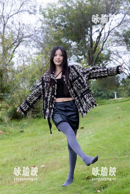 物恋传媒 - 高清截图里的elise，制服造型直击我的审美，真有tfboys的气质。