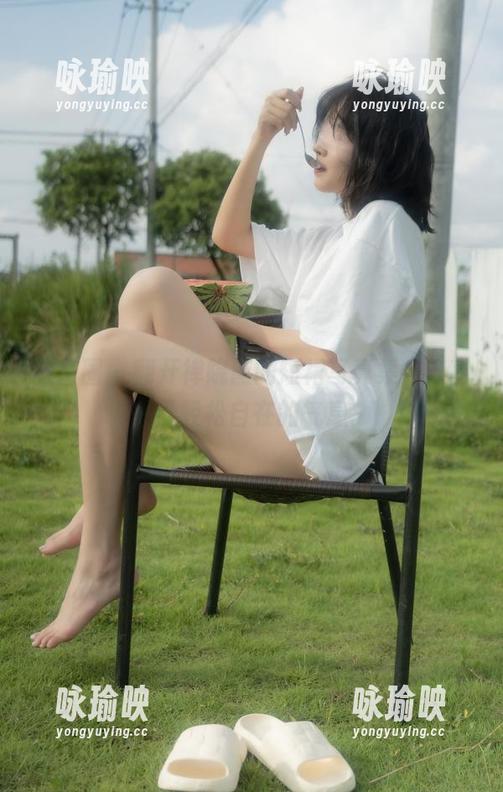 禅院熏 微密圈 - 翻开禅院熏的短裙写真集,分享一份轻松自在的气息。