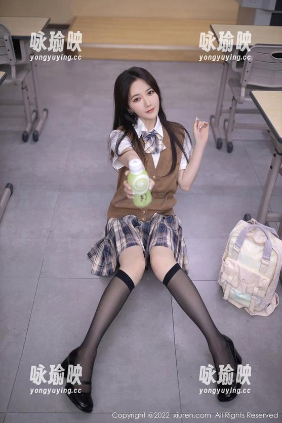 秀人网 - 奶酥的黑白写真，够不够黑？够不够白？