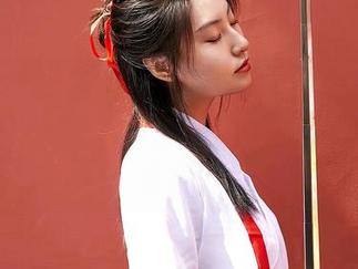 蜜桃社 – 图片里，真希的吊带像是在跑调，与我内心的音符轻轻碰撞，一种美妙的感觉。