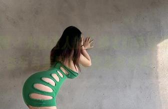 微密圈 – 光看迷人的五姨太的美图资源，香车与美臀的搭配果然经典！
