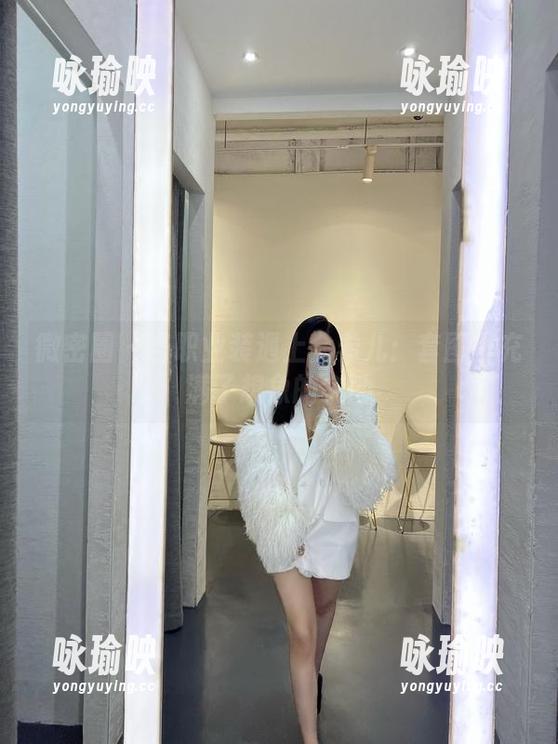 微密圈 - 当职业装遇上金希儿：套图里充满了想象的余地