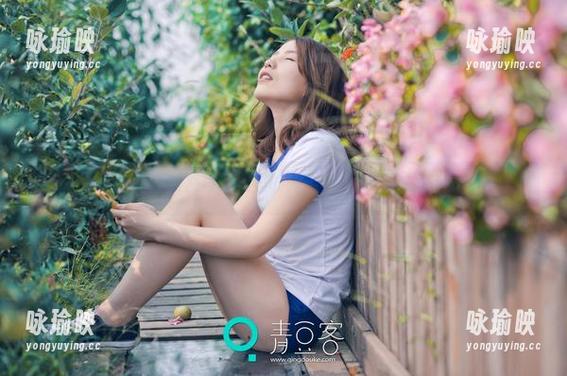 青豆客-纯小希 青豆客 - 短裤写真集里的纯小希,真想一探究竟!
