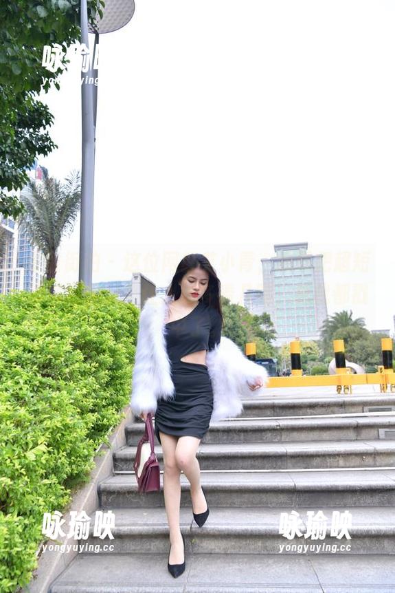 魔镜街拍-艾小青 魔镜街拍 - 这位网红艾小青,原图把超短裙演绎得只是让人想多看几眼,把我都戳中了。