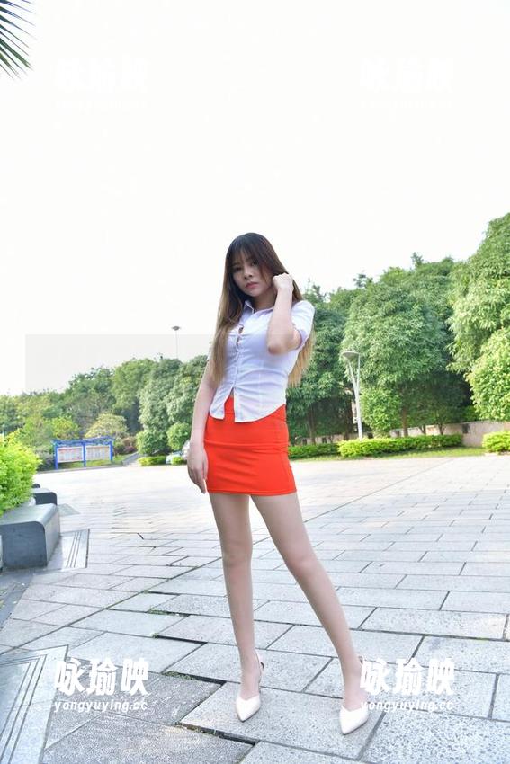 魔镜街拍图册更新！黑色紧身长裙只为这个季节！
