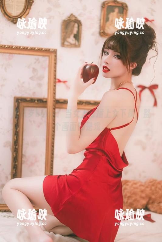 鹿八岁baby：当女上司撞上女下属，整个画面都是戏。